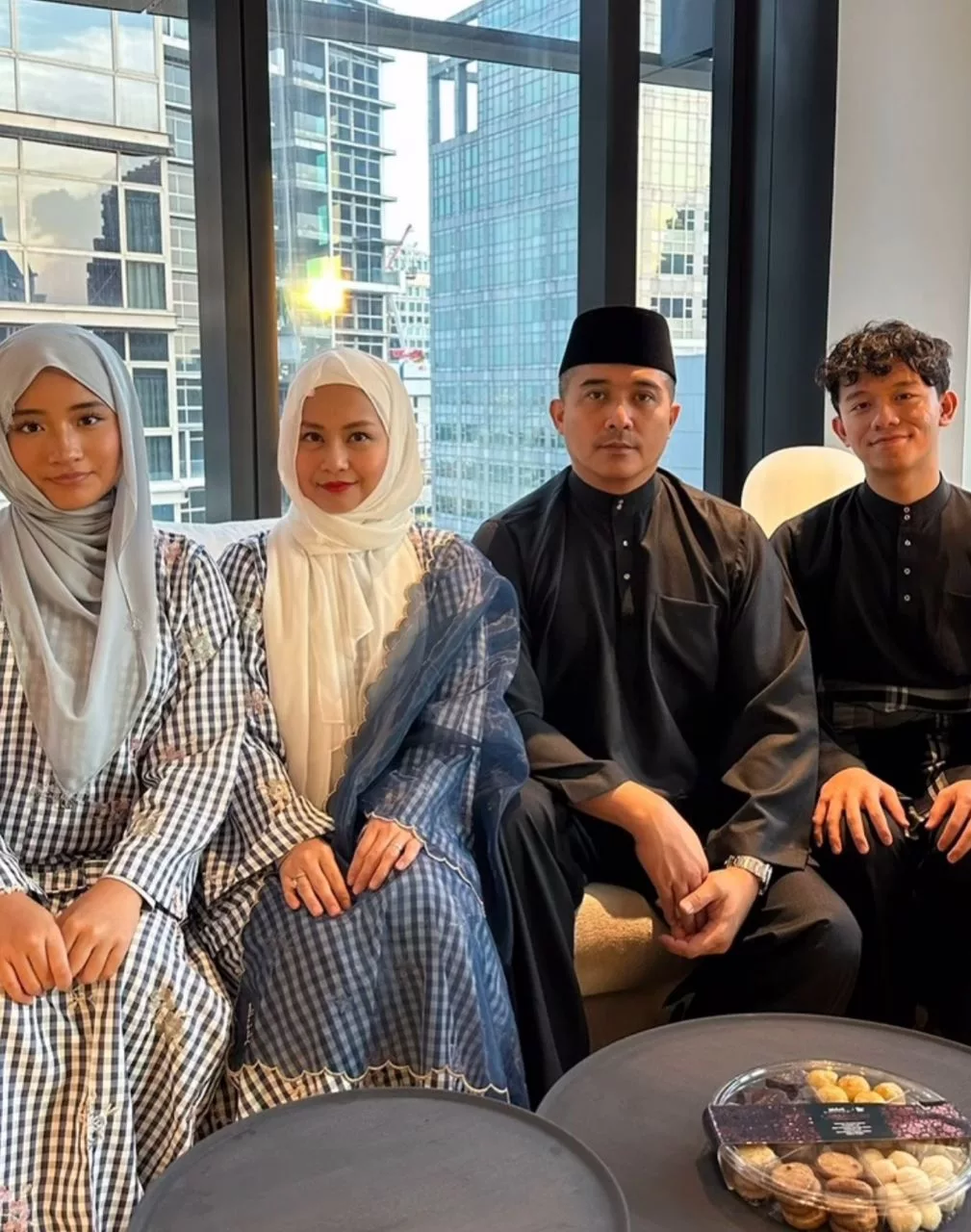 22 Tahun Hidup Bersama, Aaron Aziz Kongsi Tip Bahagia Dengan Isteri!
