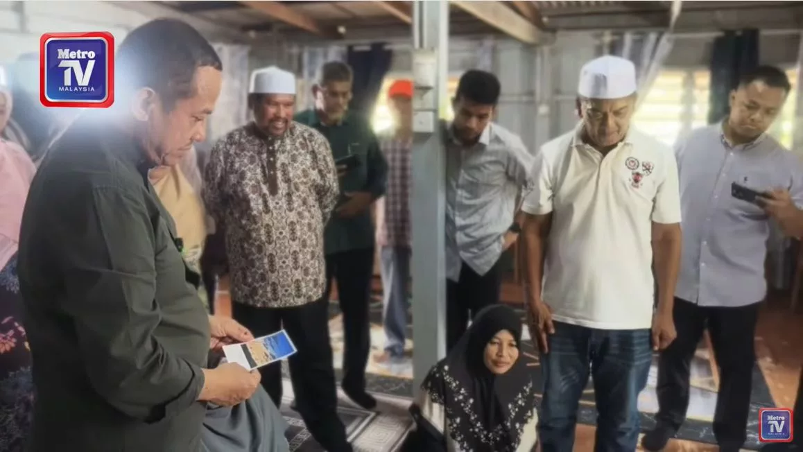 Lukisan Mustaqim Umpama Petanda. Ada Gambar Bas, Penghadang Jalan & Perkataan Mati