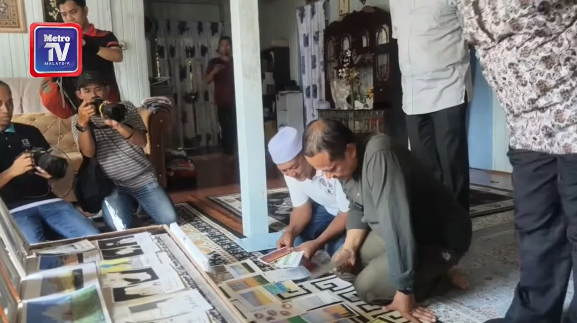 Lukisan Mustaqim Umpama Petanda. Ada Gambar Bas, Penghadang Jalan & Perkataan Mati