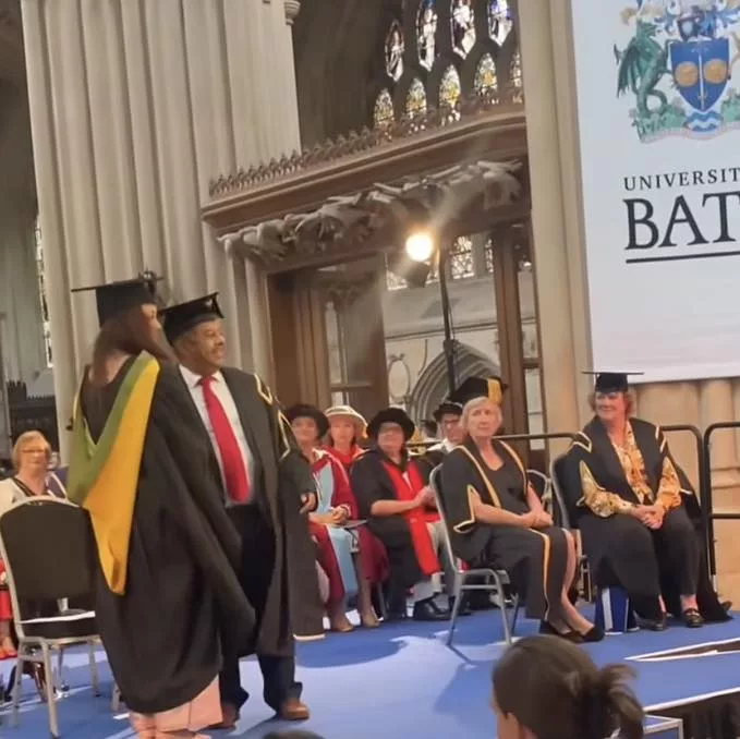 “Twinkle Twinkle My Little Star” – Azhar Sulaiman Bangga Anak Tamat Pengajian Di UK