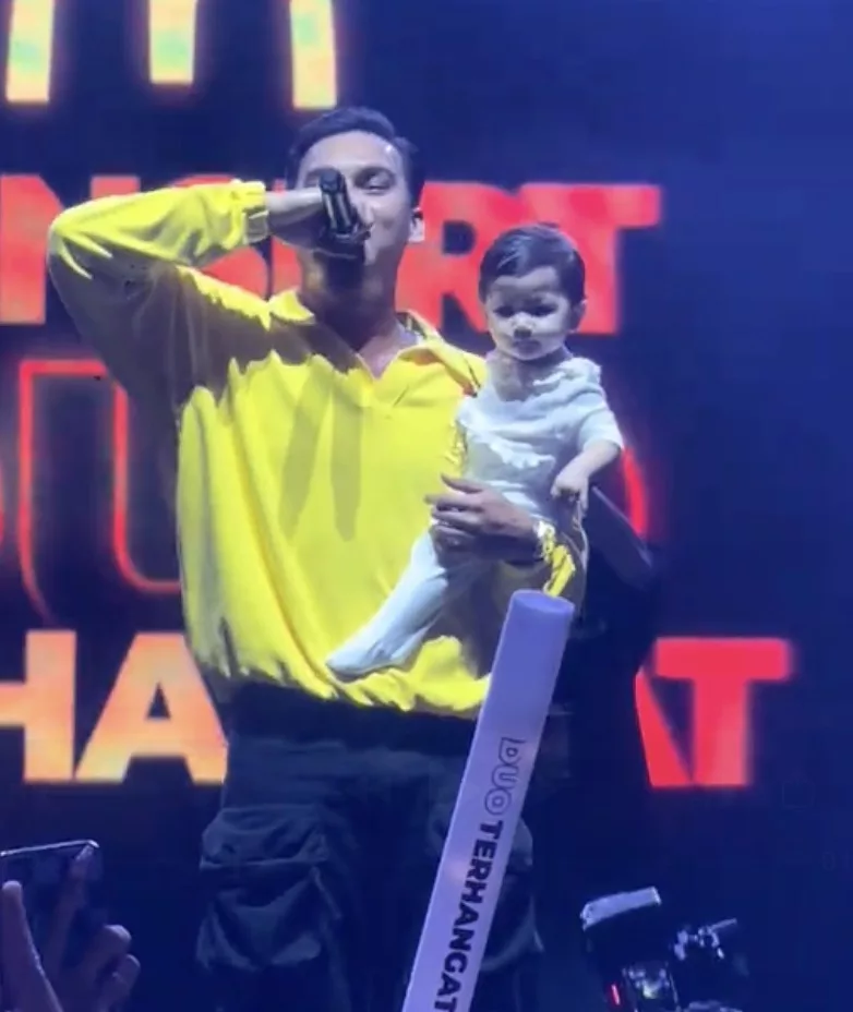 “Sebijik Macam Bapak” MK K-Clique Dedah Wajah Anak, Bawa Ke Pentas Sebelum Potong Kek Ulang Tahun Ke-29!