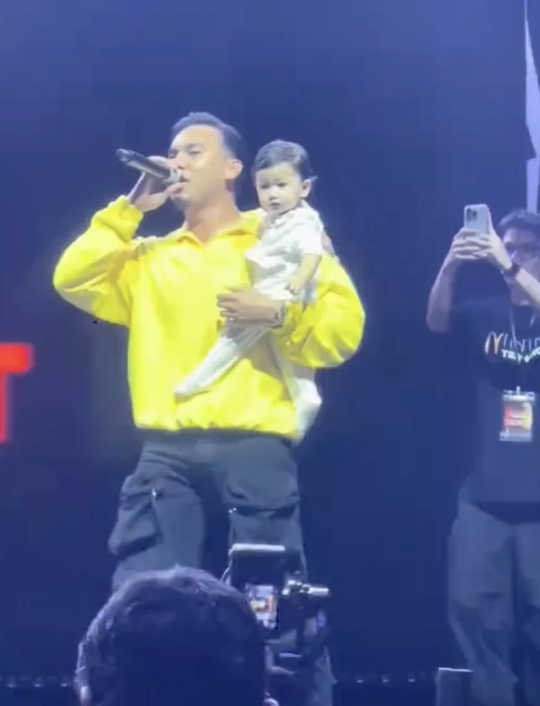 “Sebijik Macam Bapak” MK K-Clique Dedah Wajah Anak, Bawa Ke Pentas Sebelum Potong Kek Ulang Tahun Ke-29!