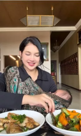 “Level-Level Otai!”, Atikah Suhaime Gendong Anak, Sambil Masak