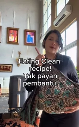 “Level-Level Otai!”, Atikah Suhaime Gendong Anak, Sambil Masak