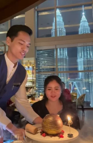 “Terima Kasih Selalu Ada” Adira Suhaimi Raikan Hari Jadi Pembantu Rumah Di Hotel Mewah, Hadiahkan Cincin Emas!