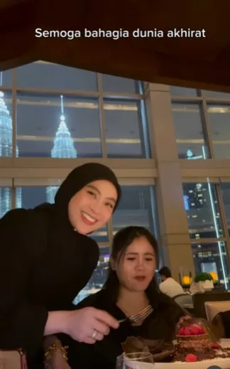 “Terima Kasih Selalu Ada” Adira Suhaimi Raikan Hari Jadi Pembantu Rumah Di Hotel Mewah, Hadiahkan Cincin Emas!
