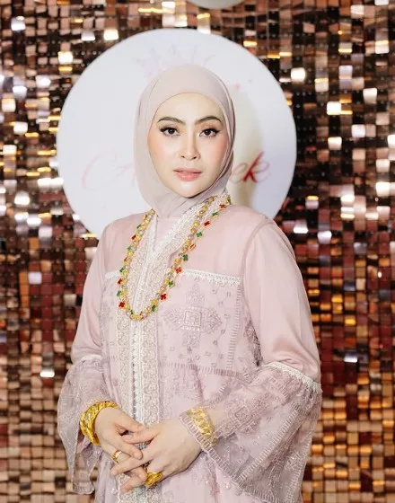 “Terima Kasih Selalu Ada” Adira Suhaimi Raikan Hari Jadi Pembantu Rumah Di Hotel Mewah, Hadiahkan Cincin Emas!