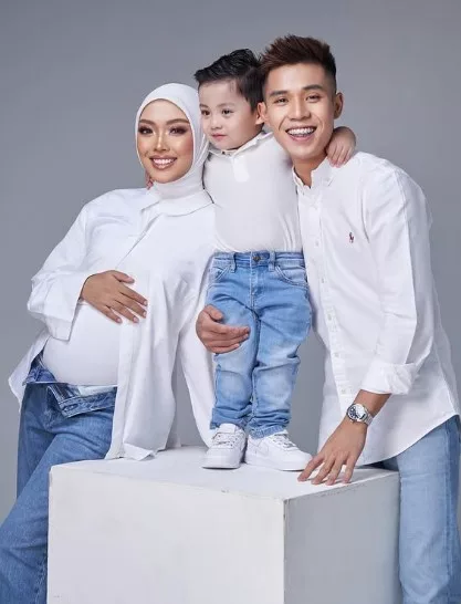 “Perut Tak Boleh Sorok Lagi” Sally Whoo Umum Hamil Anak Kedua!