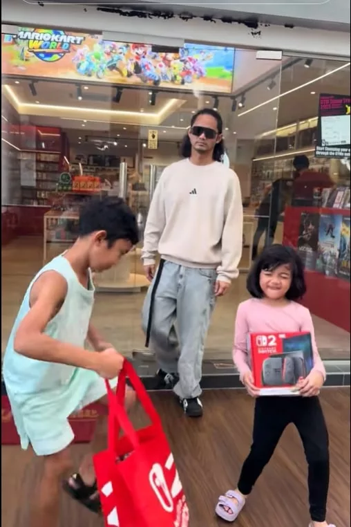 Hairul Azreen ‘Umpan’ Anak Dengan Nintendo Switch 2, Terus Berani Terjun!