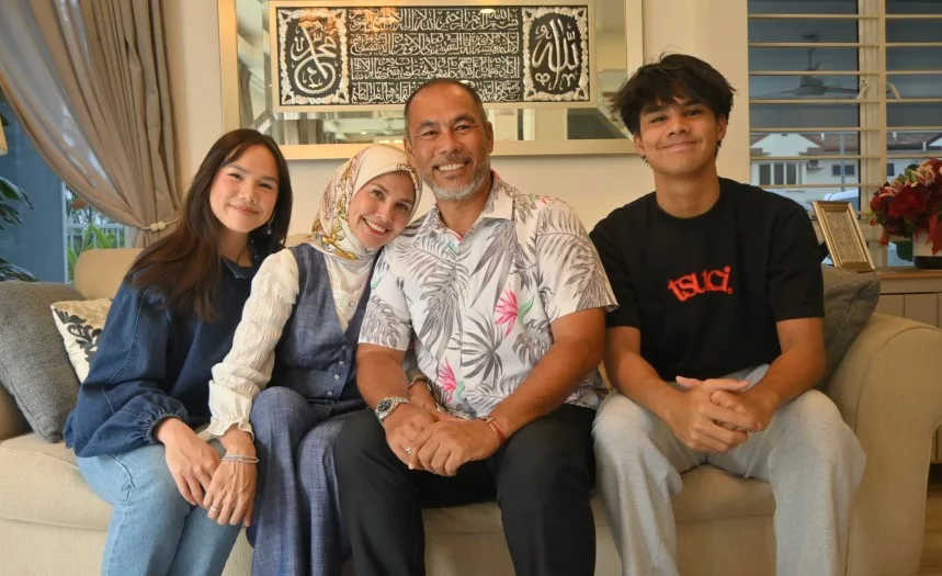 Anak Dah Besar, Cinta Tak Pernah Pudar, Wan Khatijah Kongsi Detik Percintaan Dengan Suami