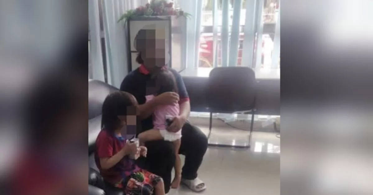 Anak Keluar Rumah Ketika Ayah Tidur, Duduk Tepi Jalan Bersama Adik