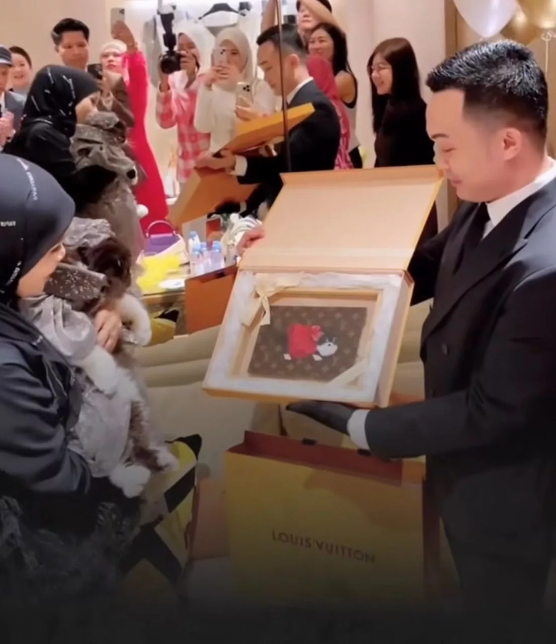 Usahawan Tudung Belanja Hadiah Hampir RM1 Juta Demi Kucing Kesayangan, Siap Beli  Kereta BMW & Rantai Emas