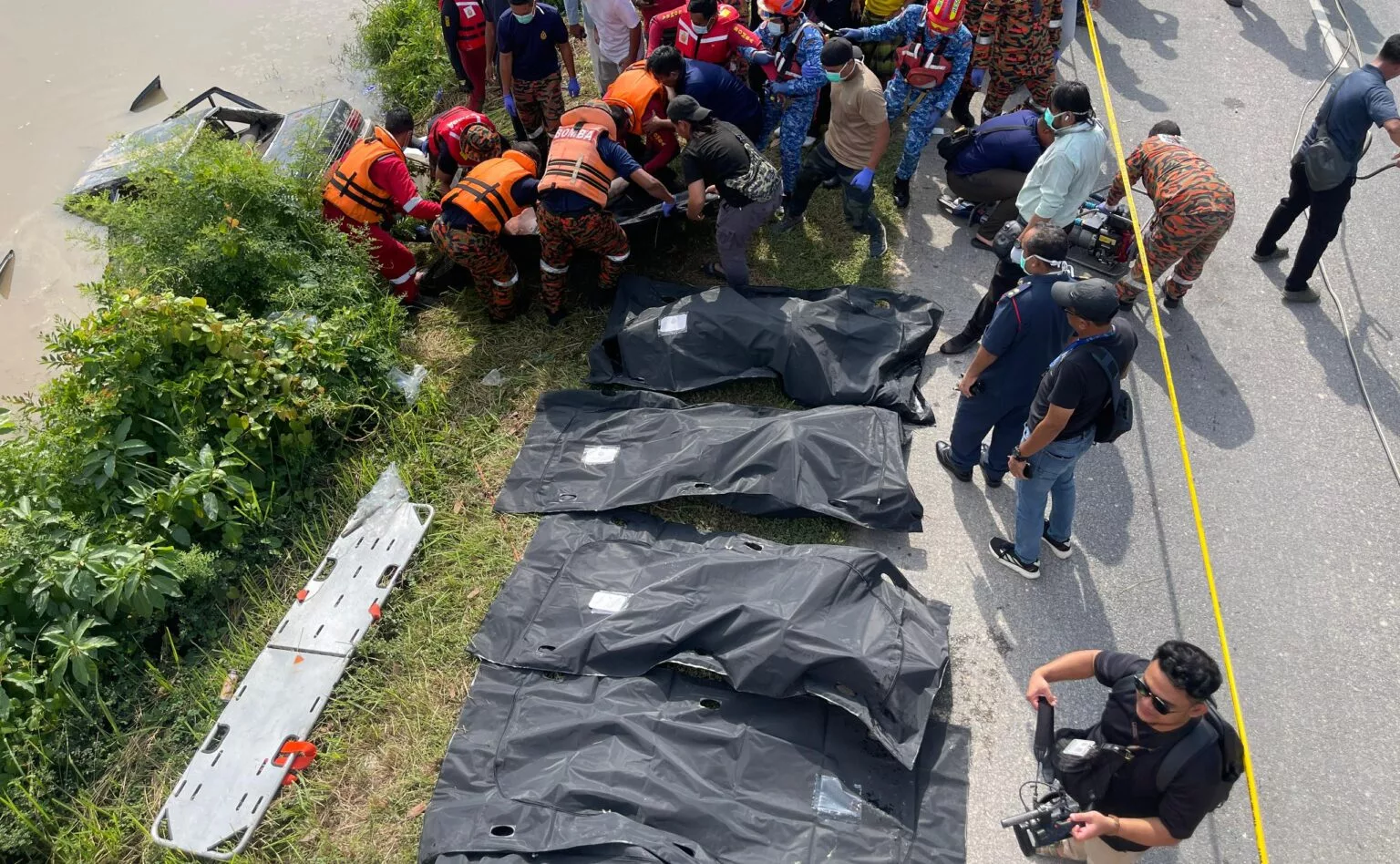 “Mayat Diangkat Seorang Demi Seorang” Enam Sekeluarga Sah Lemas, Kereta Tenggelam Di Sungai Korok!