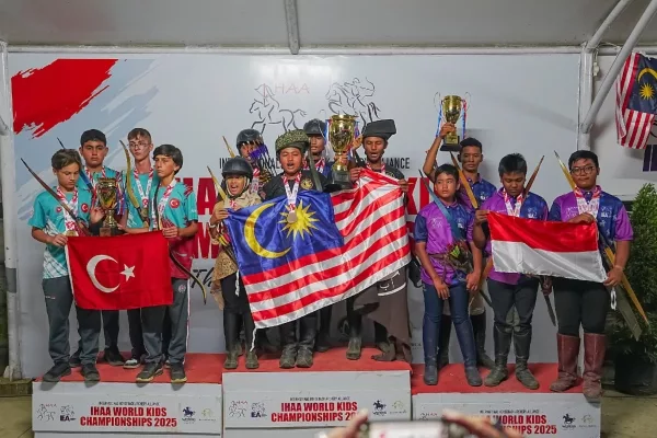 5 Atlet Cilik Malaysia Ukir Sejarah di Kejohanan Dunia Memanah Berkuda, Genggam 9 Emas & 1 Rekod Dunia!