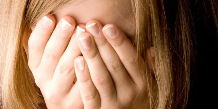 o-LITTLE-GIRL-HEAD-IN-HANDS-SAD-facebook-1024x512 (1)