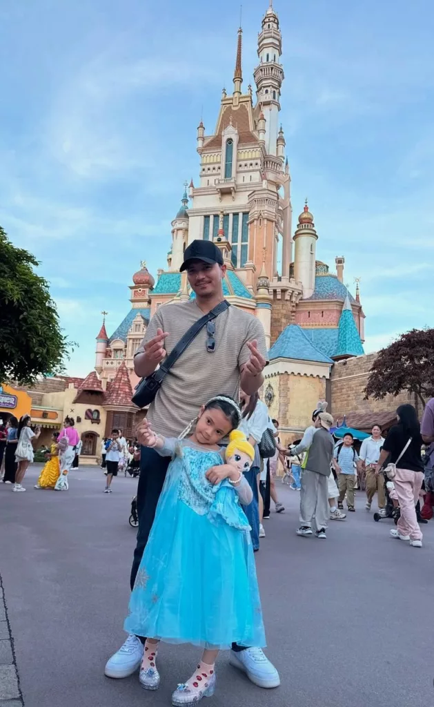 Bapa Penyayang! Fattah Amin Kongsi Momen Sweet Bawa Anak Tunggal Ke Disneyland 12 Bapa Penyayang! Fattah Amin Kongsi Momen Sweet Bawa Anak Tunggal Ke Disneyland