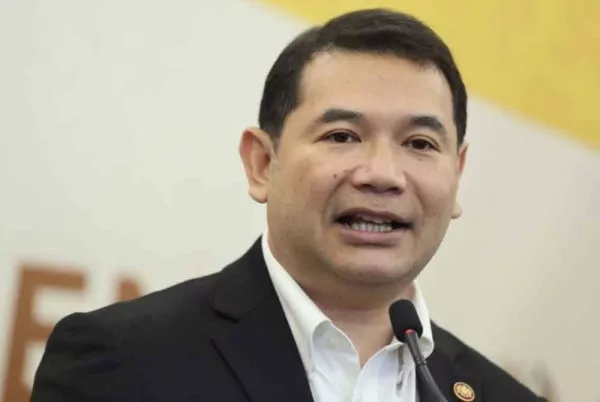 ‘Ini Kali Pertama Keluarga Saya Jadi Sasaran’ – Ini Kronologi Serangan Anak Rafizi 