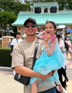 Bapa Penyayang! Fattah Amin Kongsi Momen Sweet Bawa Anak Tunggal Ke Disneyland
