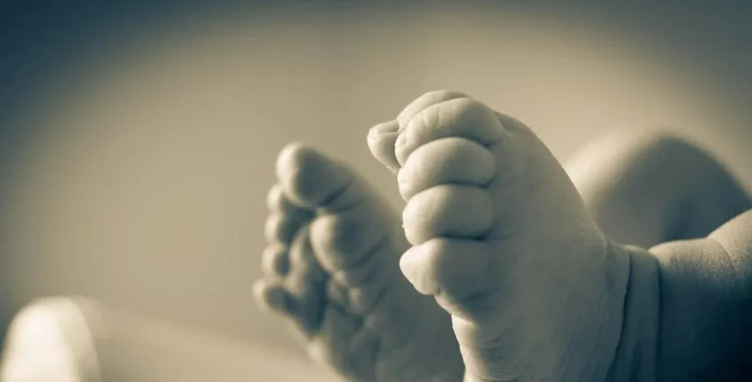 Sampai Hati! Pengasuh Didakwa Seksa Bayi Kerana Menangis