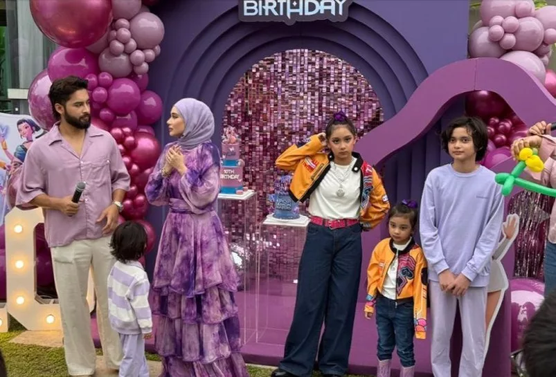 Bisnes Kek Cecah 100 Ribu, Wawa & Aeril Hadiahkan Kedai Untuk Hayla!