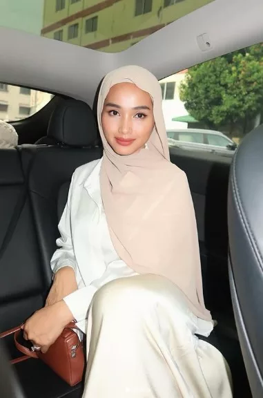 Hantar Anak Sekolah Kerajaan Walaupun Mampu, Netizen Puji Sikap Rendah Diri Tya Ariffin