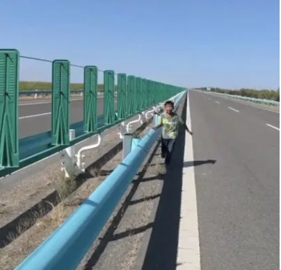 Kanak-Kanak Terketar-Ketar Tepi Lebuh Raya, Bapa Tinggalkan Anak Sebagai Hukuman