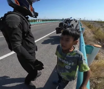 Kanak-Kanak Terketar-Ketar Tepi Lebuh Raya, Bapa Tinggalkan Anak Sebagai Hukuman