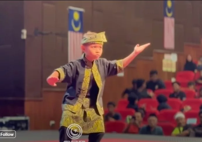 Baru Darjah 2 Tapi Gaya Bagai Pendekar Cilik Hebat, Adrean Dinobatkan Johan Acara Silat!