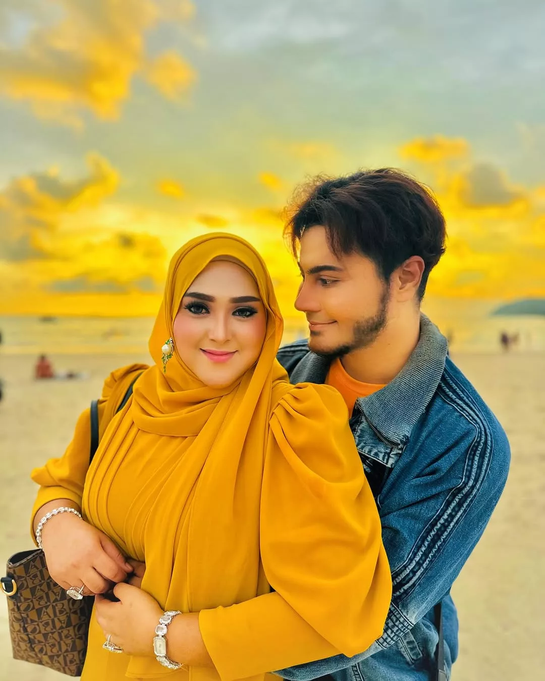 “Asalnya Nak Beli Untuk 10 Rumah Je.” Prince Syed & Isteri ‘Belanja Besar’, Belikan Perabot Untuk Keluarga Susah