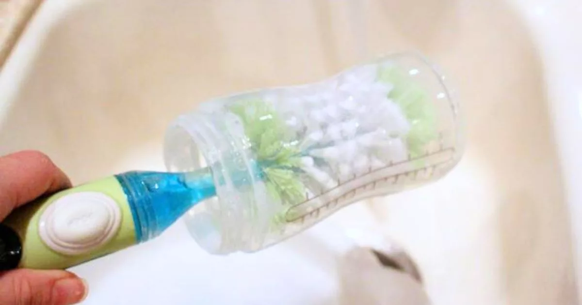 Ini Cara Terbaik Cuci & Steril Botol Susu Supaya Anak Tak Sakit, Bukan Bilas Saja!