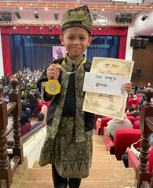 Baru Darjah 2 Tapi Gaya Bagai Pendekar Cilik Hebat, Adrean Dinobatkan Johan Acara Silat!