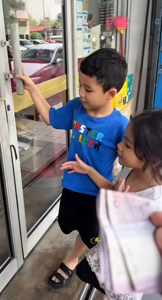 Walau Anak Jutawan Bajet Tetap Ada, Gelagat Anak Aliff Syukri Sempoi Beli Barang Sekolah Raih Perhatian