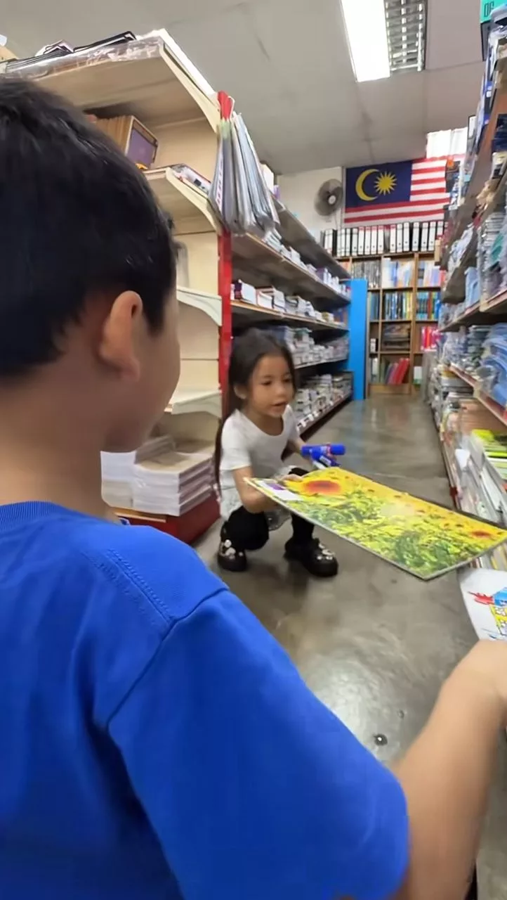 Walau Anak Jutawan Bajet Tetap Ada, Gelagat Anak Aliff Syukri Sempoi Beli Barang Sekolah Raih Perhatian