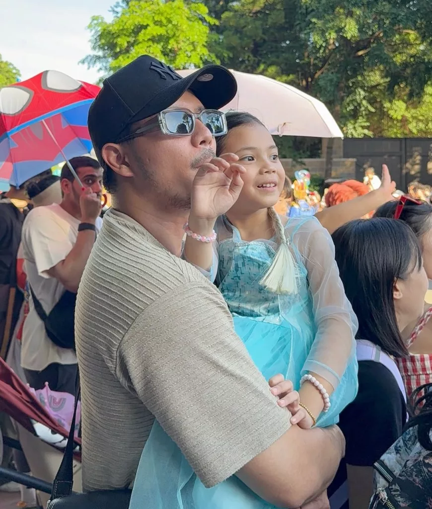 Bapa Penyayang! Fattah Amin Kongsi Momen Sweet Bawa Anak Tunggal Ke Disneyland 10 Bapa Penyayang! Fattah Amin Kongsi Momen Sweet Bawa Anak Tunggal Ke Disneyland