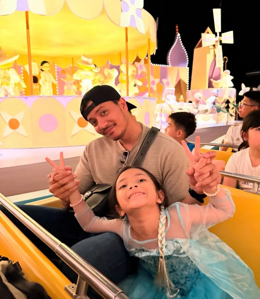 Bapa Penyayang! Fattah Amin Kongsi Momen Sweet Bawa Anak Tunggal Ke Disneyland 11 Bapa Penyayang! Fattah Amin Kongsi Momen Sweet Bawa Anak Tunggal Ke Disneyland