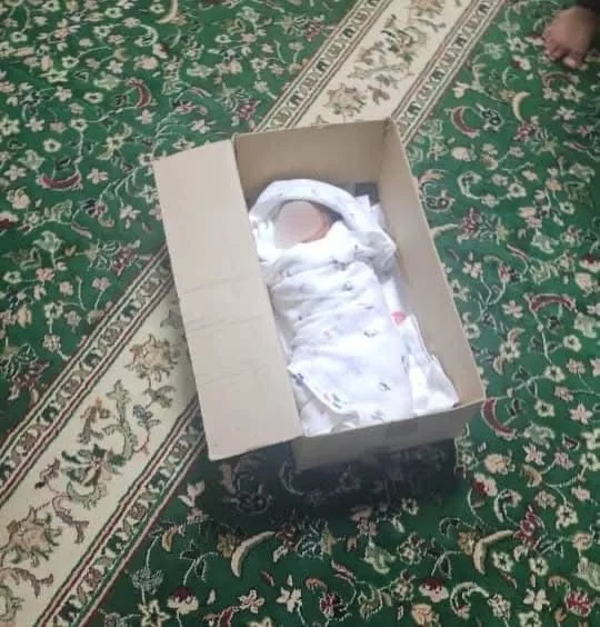 Sampai Hati, Bayi Baru Lahir Masih Bertali Pusat Ditinggalkan Sendirian 48 Sampai Hati, Bayi Baru Lahir Masih Bertali Pusat Ditinggalkan Sendirian