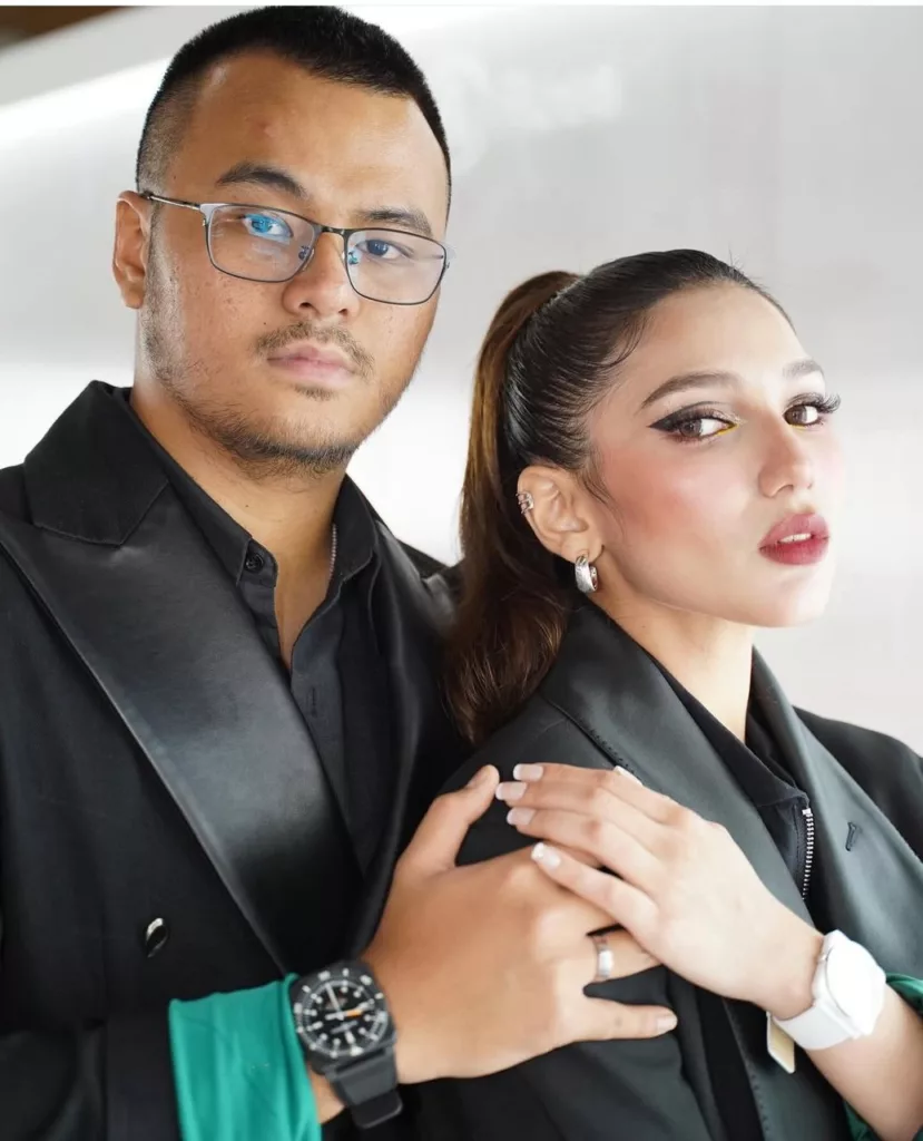 Elisya Sandha Terharu, Suami Hadiahkan Rantai Emas Walau Tengah Struggle