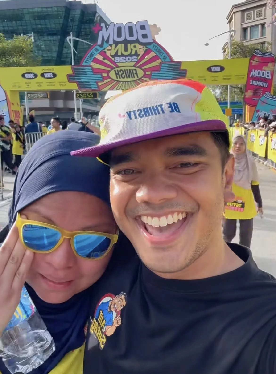“Well Done, My Love” Hamil 4 Bulan, Alif Satar Kagum Semangat Isteri Berjaya Tamatkan Larian 10km!