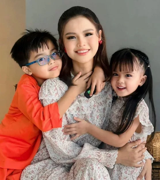 “Kasih Ibu Tiada Tandingan” Bella Buat Kejutan Pada Anak, Bawa Ke Perancis Demi Sokong Syed Saddiq!