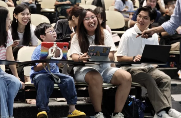Si Cilik Genius! Baru Usia 7 Tahun Dah Mula Belajar Kimia Di Universiti Terkemuka Singapura!
