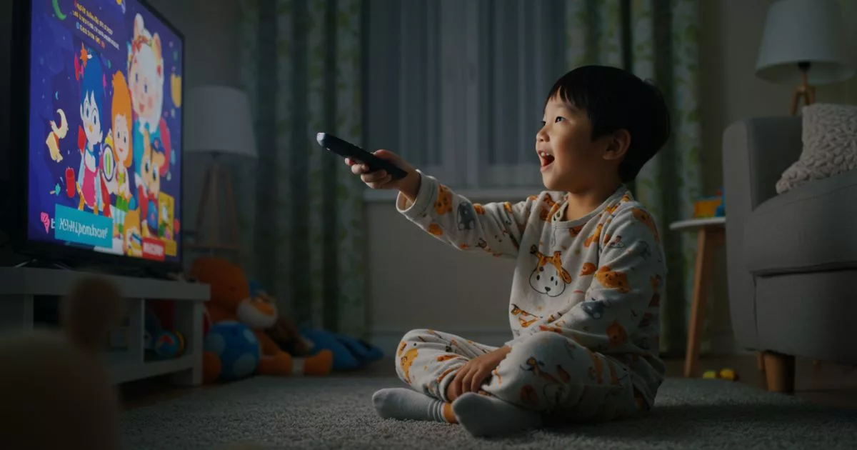 Anak Suka Tengok TV Volume Terlalu Kuat? AWAS! Mungkin Tanda Hilang Pendengaran