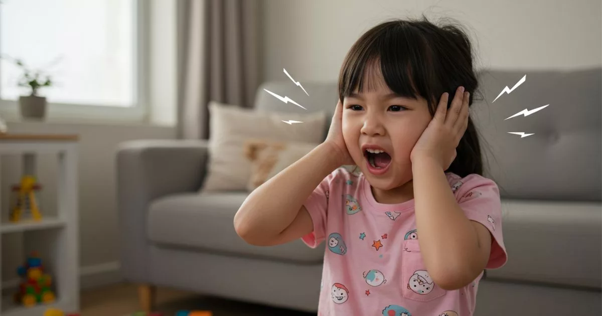 Anak Suka Tengok TV Volume Terlalu Kuat? AWAS! Mungkin Tanda Hilang Pendengaran