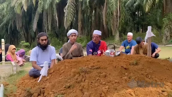 Sebak Menahan Tangis, Suasana Hiba Ketika Abang Baca Talkin Di Pengebumian Adik