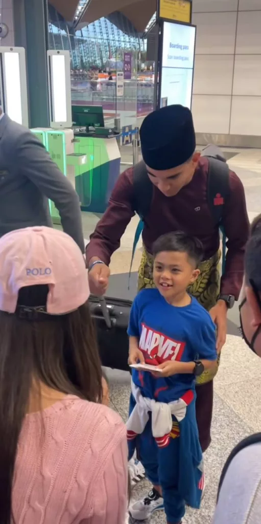 “Kasih Ibu Tiada Tandingan” Bella Buat Kejutan Pada Anak, Bawa Ke Perancis Demi Sokong Syed Saddiq!