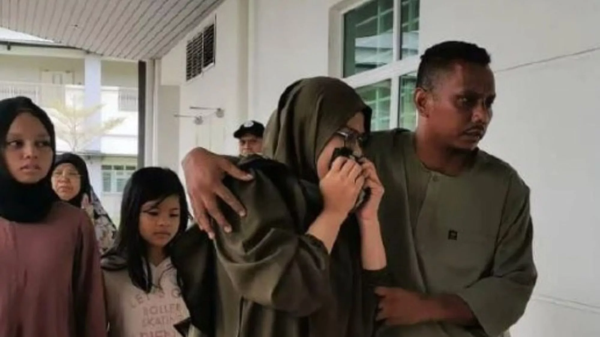Tangisan Ibu Murid Darjah 4 Undang Hiba, Ditenangkan Keluarga, Rakan