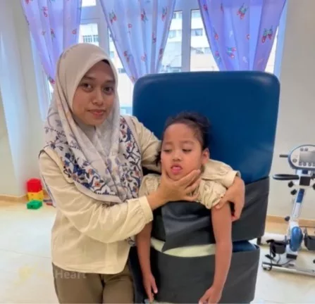 Anak Derita GNAO1, Ibu Redah Jual Kuih Frozen Demi Rawatan RM250,000
