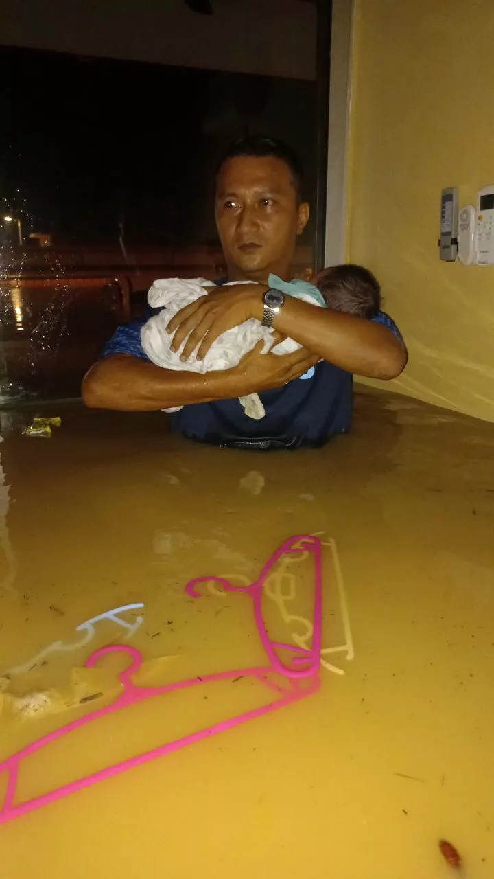 Tangisan Cemas Ketika Banjir Perak – “Ayah Baca Doa, Tolong Dah Sampai Sini Dah…” Buat Ramai Sebak