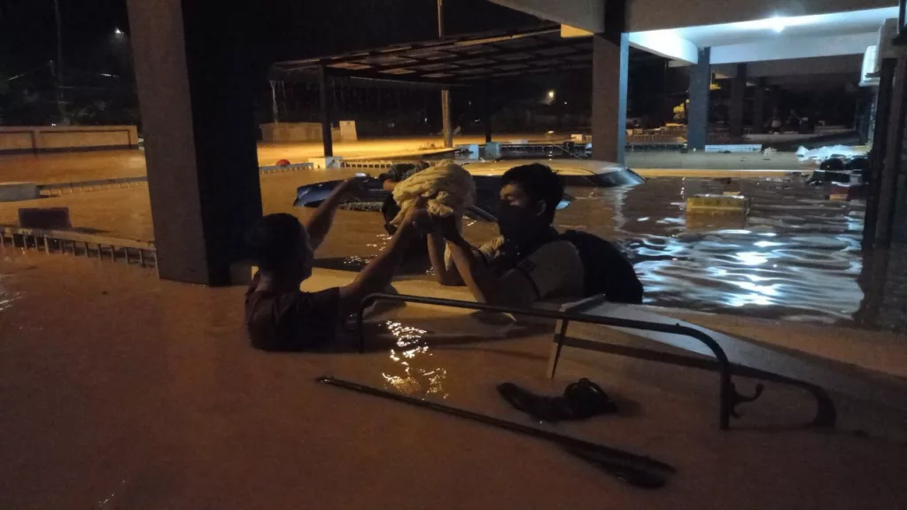 Tangisan Cemas Ketika Banjir Perak – “Ayah Baca Doa, Tolong Dah Sampai Sini Dah…” Buat Ramai Sebak