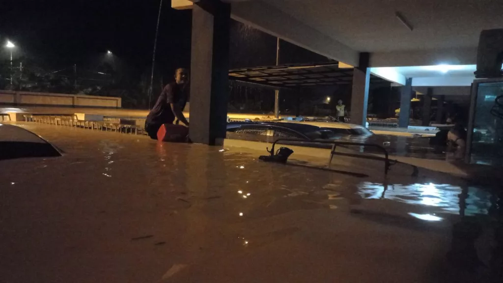 Tangisan Cemas Ketika Banjir Perak – “Ayah Baca Doa, Tolong Dah Sampai Sini Dah…” Buat Ramai Sebak