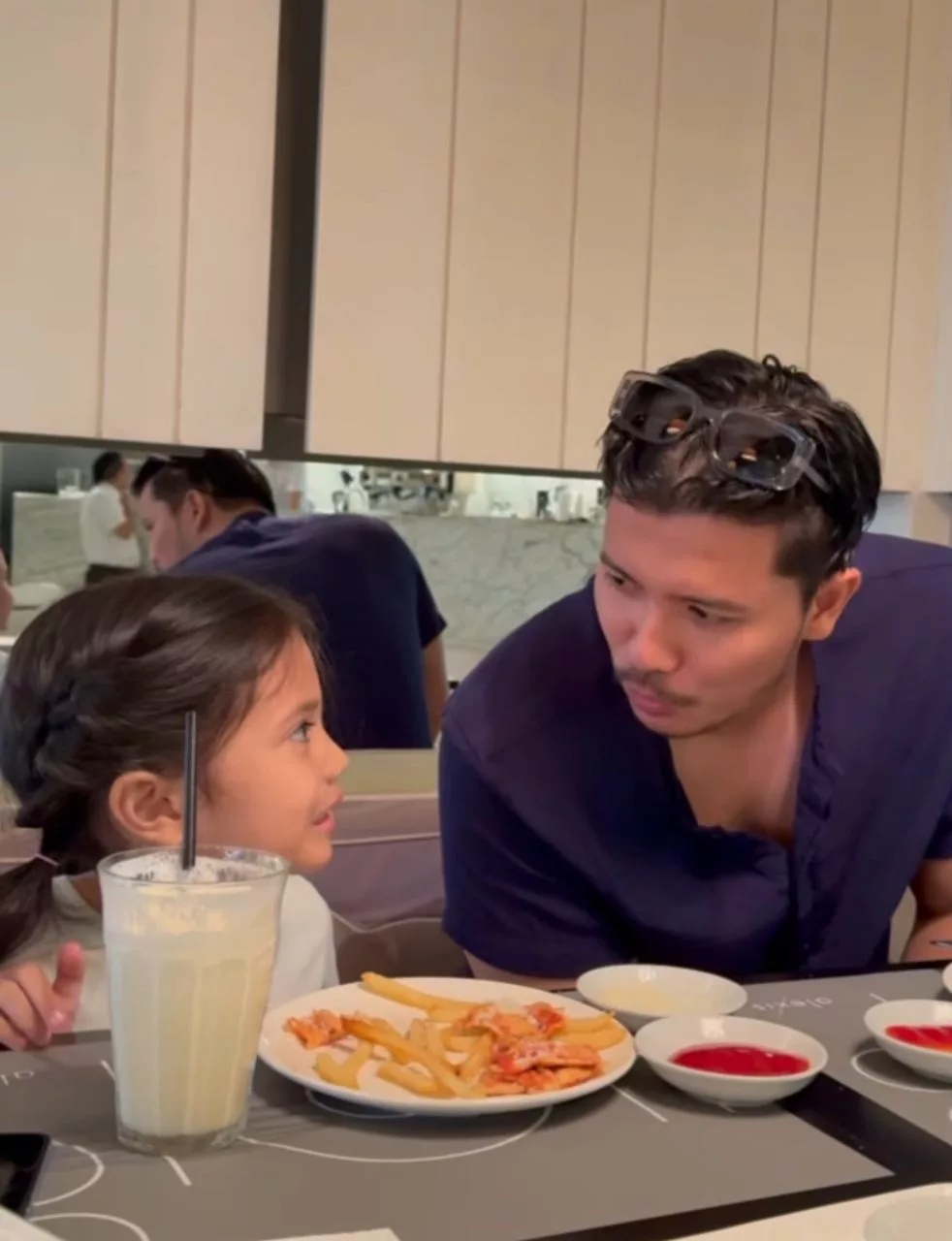 "Selama-Lamanya Anak Daddy..." Fattah Amin Kongsi Ucapan Hari Jadi Buat Fatima, Part Layan Makan Tu Sweet! 8 “Selama-Lamanya Anak Daddy…” Fattah Amin Kongsi Ucapan Hari Jadi Buat Fatima, Part Layan Makan Tu Sweet!